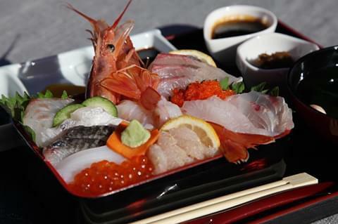 Tuck into local seafood at a Japanese-style teahouse-1