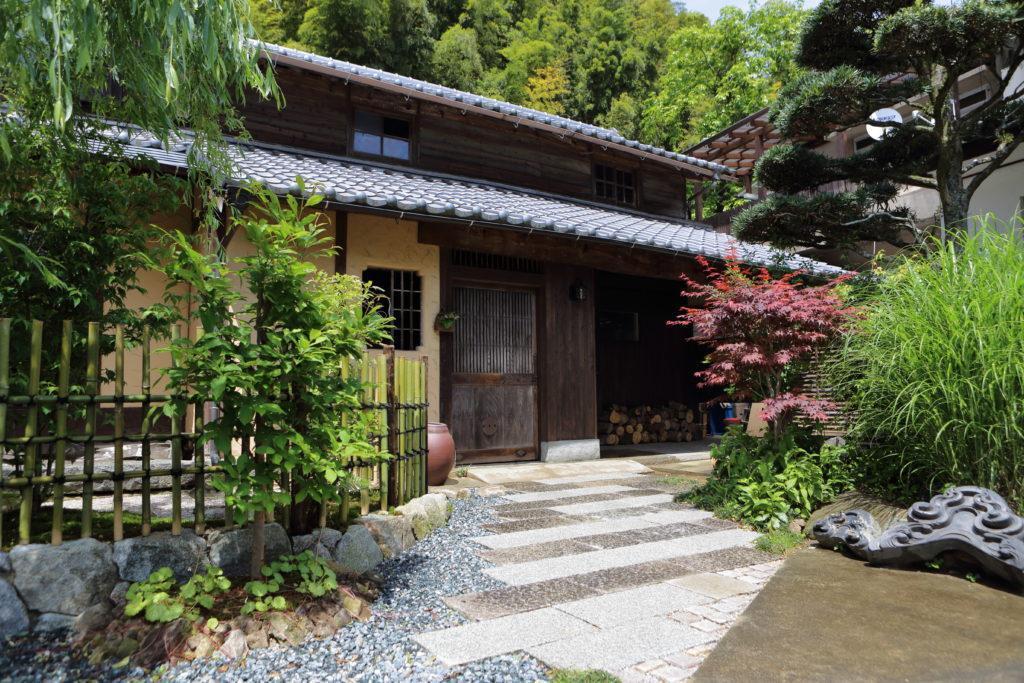 A relaxed lodge secluded in the mountains-0