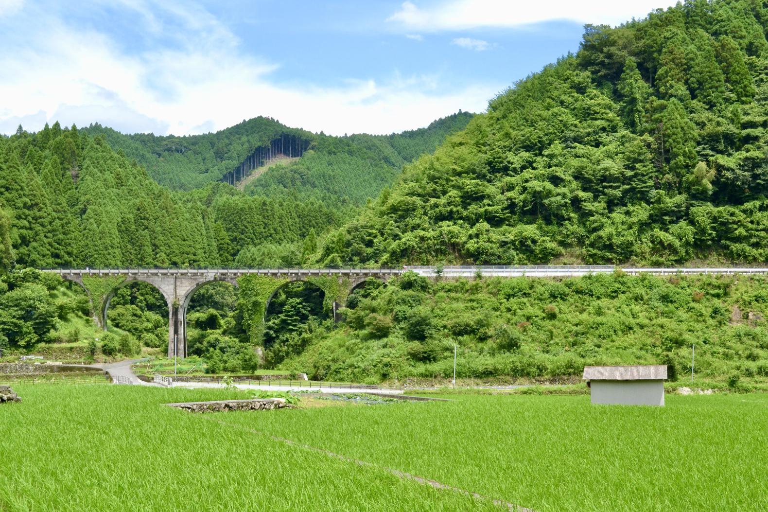 巨大なアーチが映える！　眼鏡橋-0