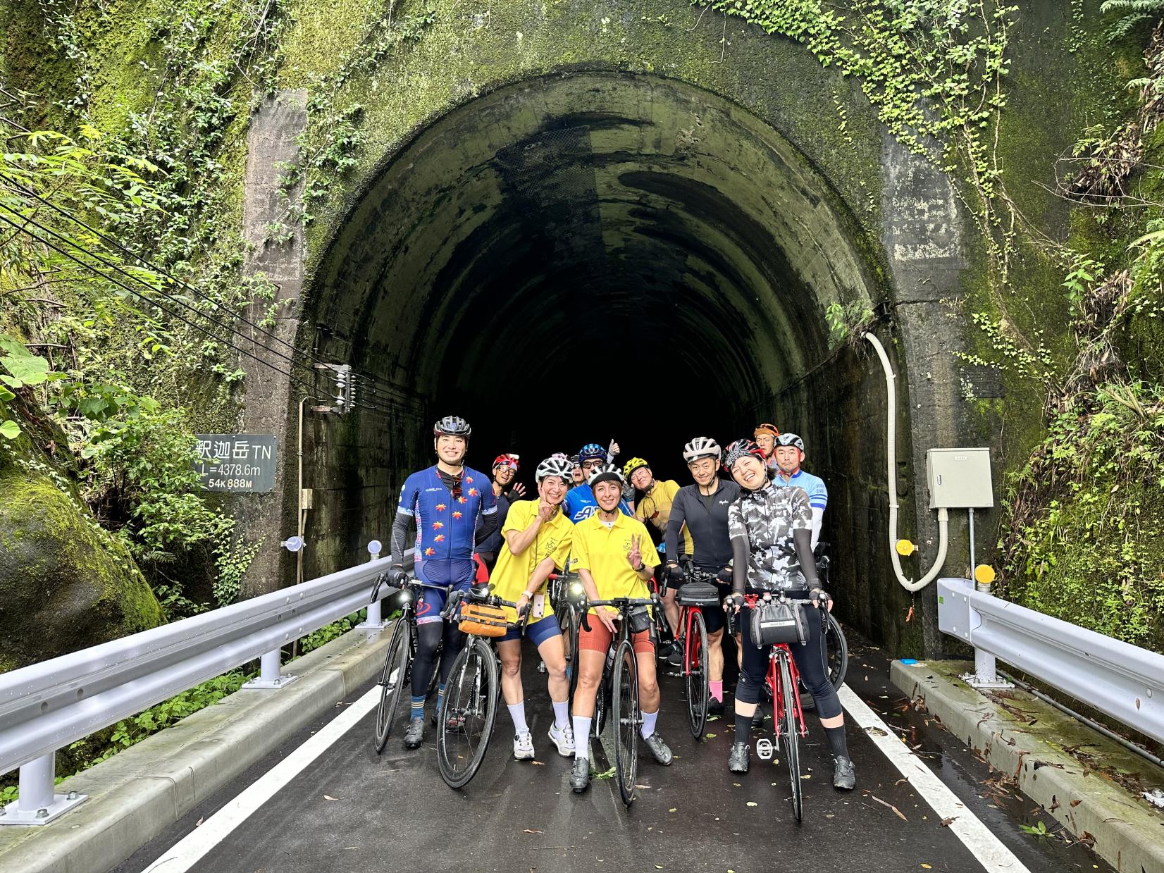 暗くて涼しい釈迦岳トンネル-0