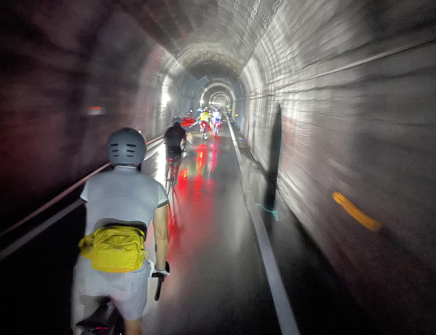 暗くて涼しい釈迦岳トンネル-3