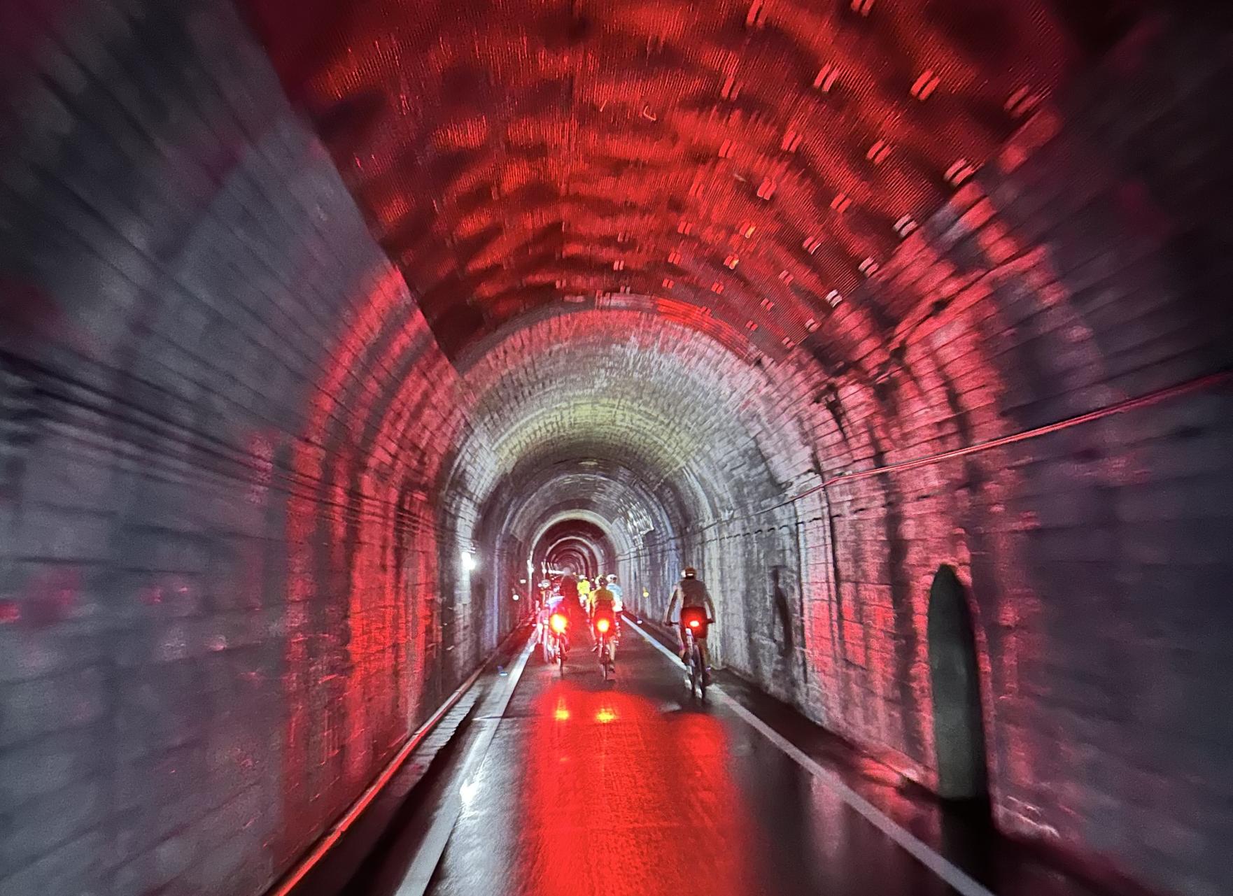 暗くて涼しい釈迦岳トンネル-4