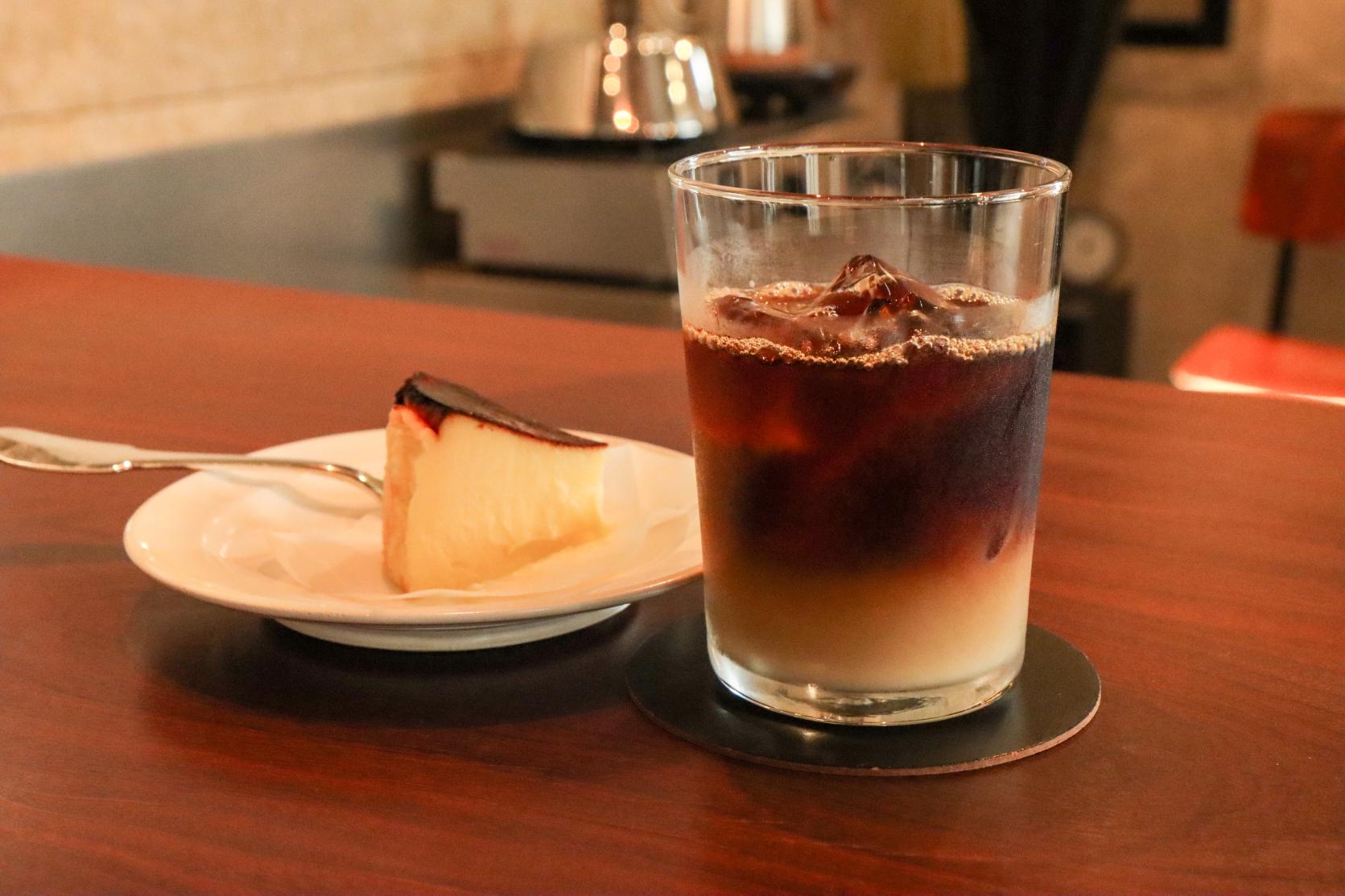 夫婦で営む小さなカフェ：珈琲いわくま-0