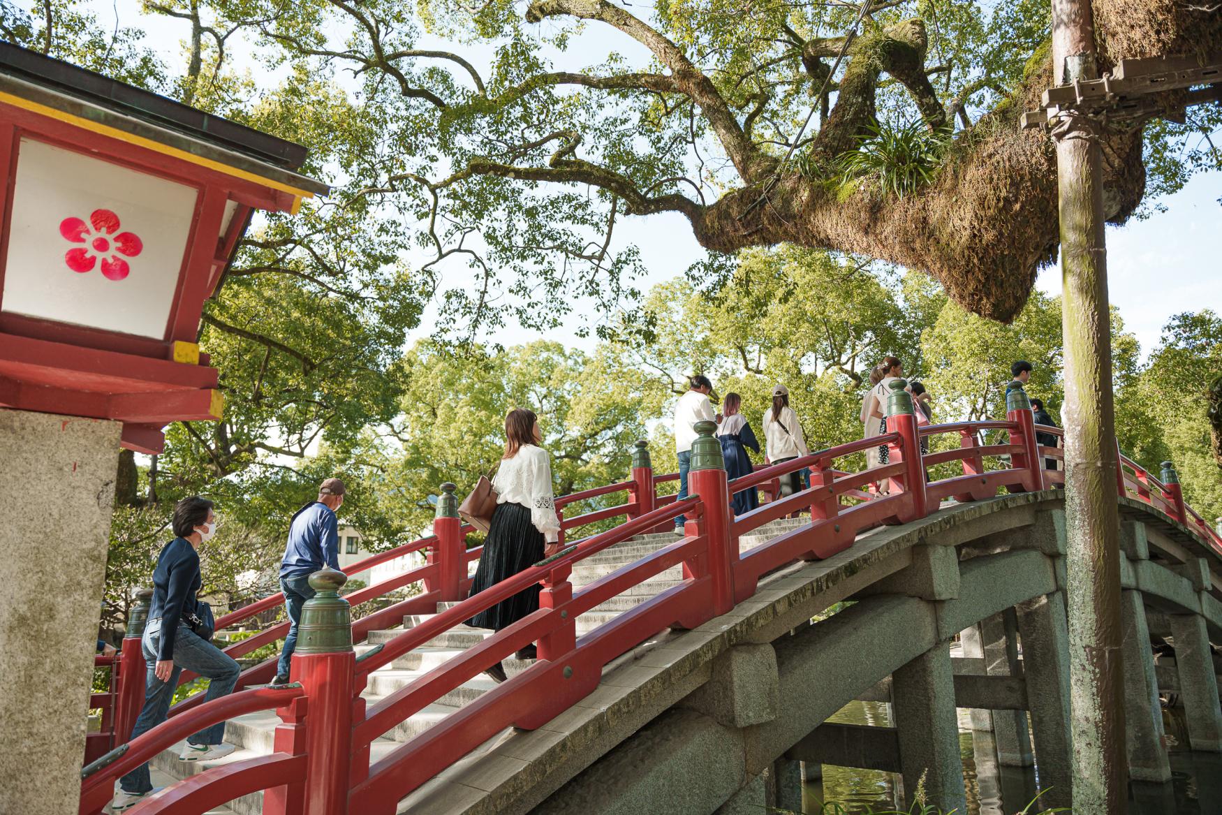 First, pay your respects at the Dazaifu Tenmangu Shrine.-0