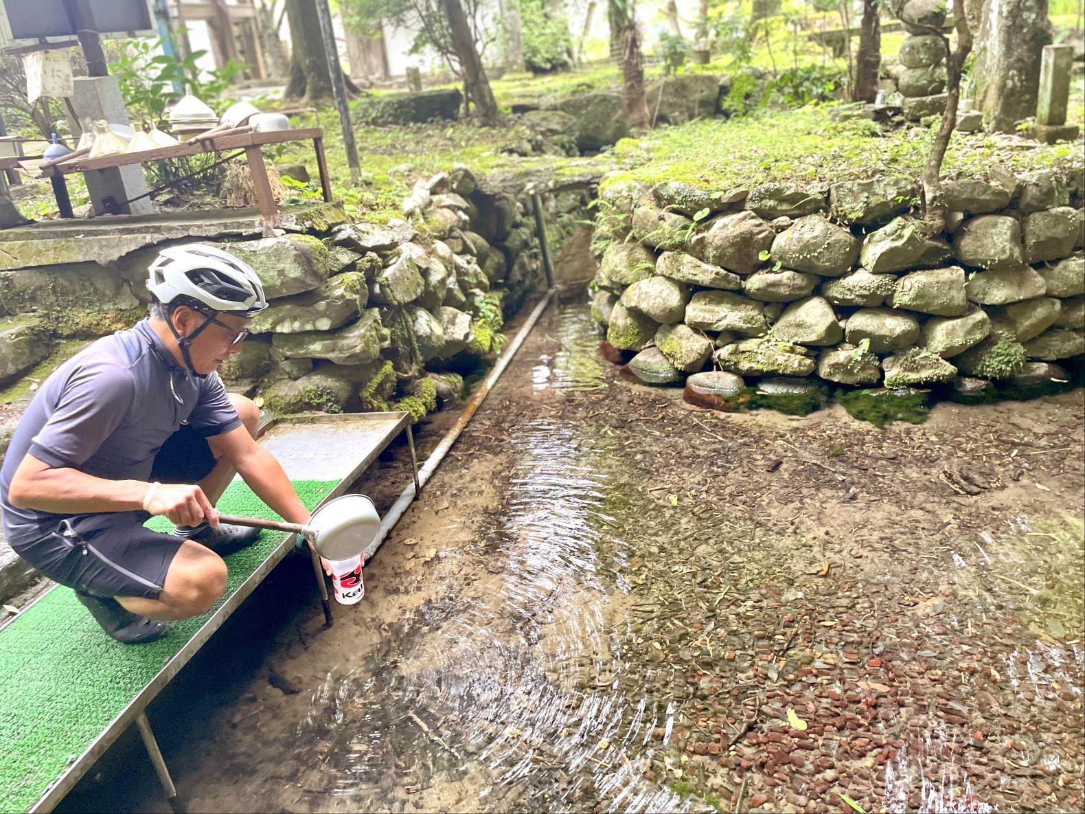 日本名水百選「清水湧水」で喉を潤す-3