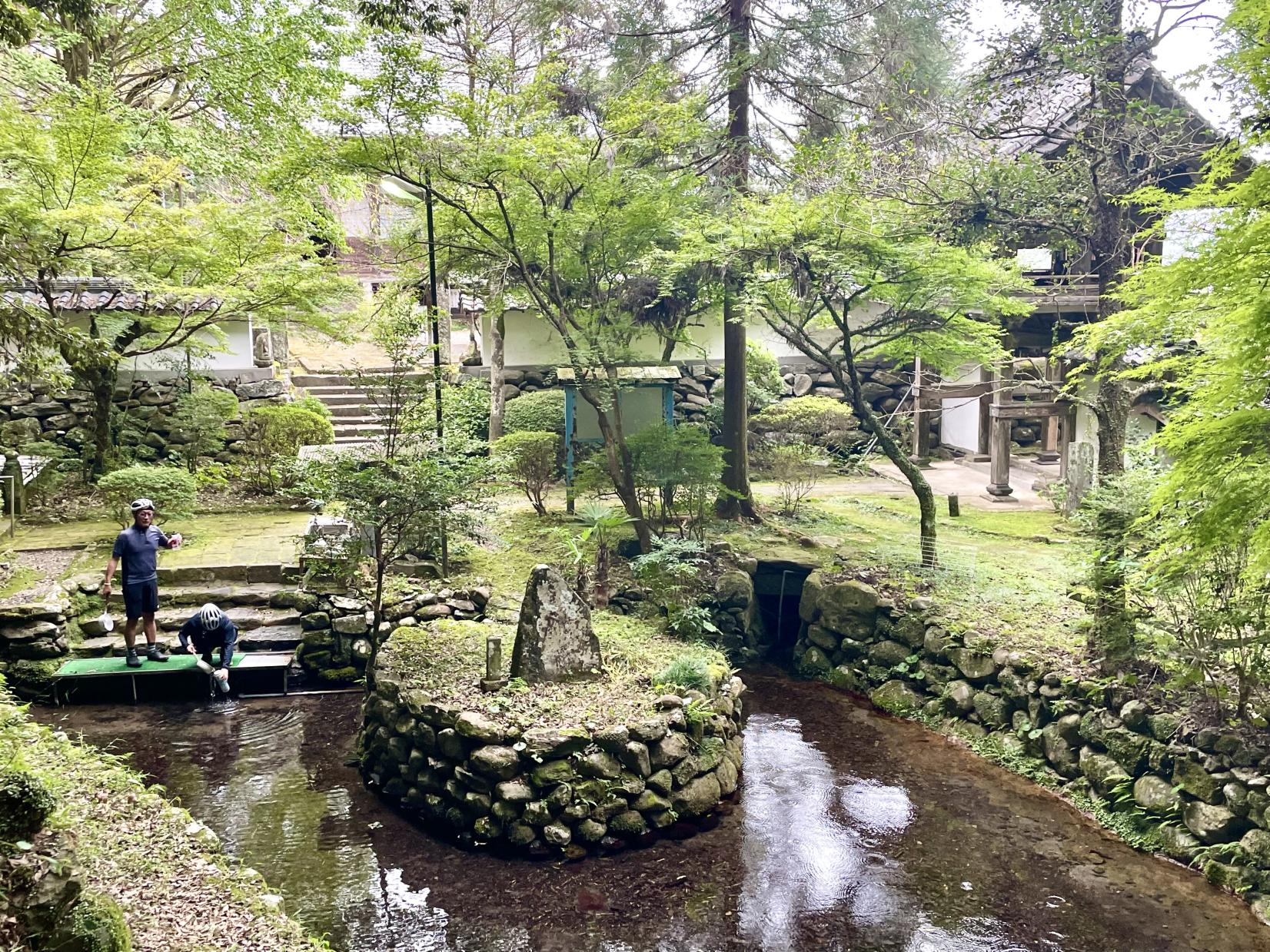 日本名水百選「清水湧水」で喉を潤す-2