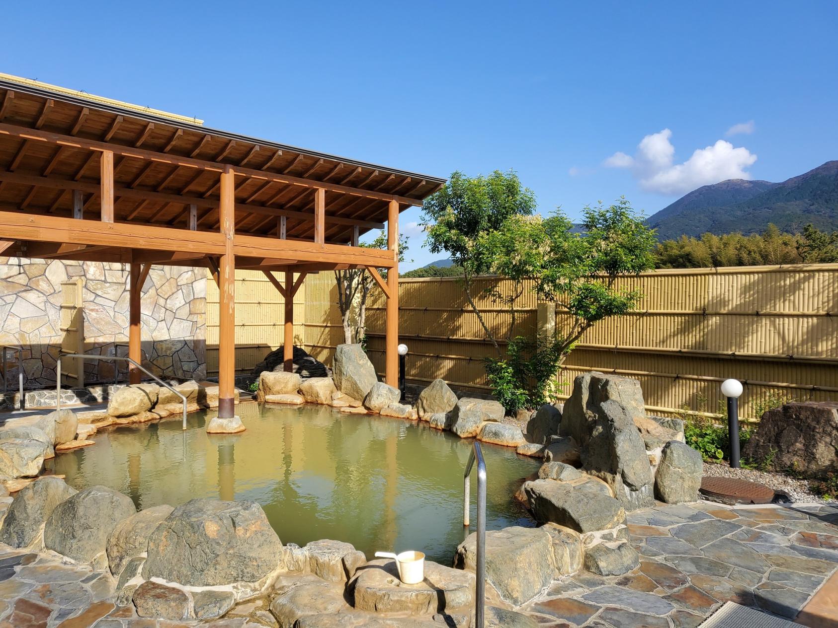 The constantly flowing water at Hojo Hot Spring Fujiyu no Sato is great for your skin!-0