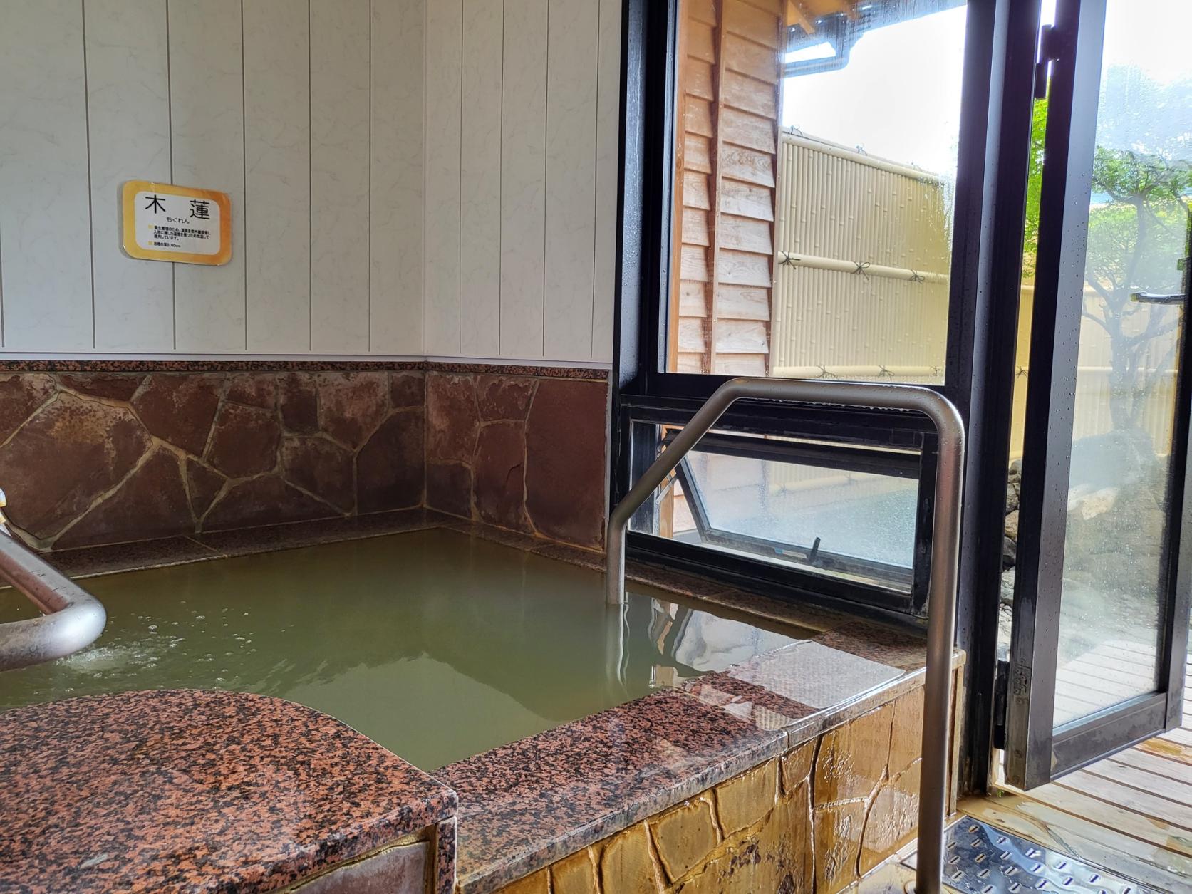 The constantly flowing water at Hojo Hot Spring Fujiyu no Sato is great for your skin!-4