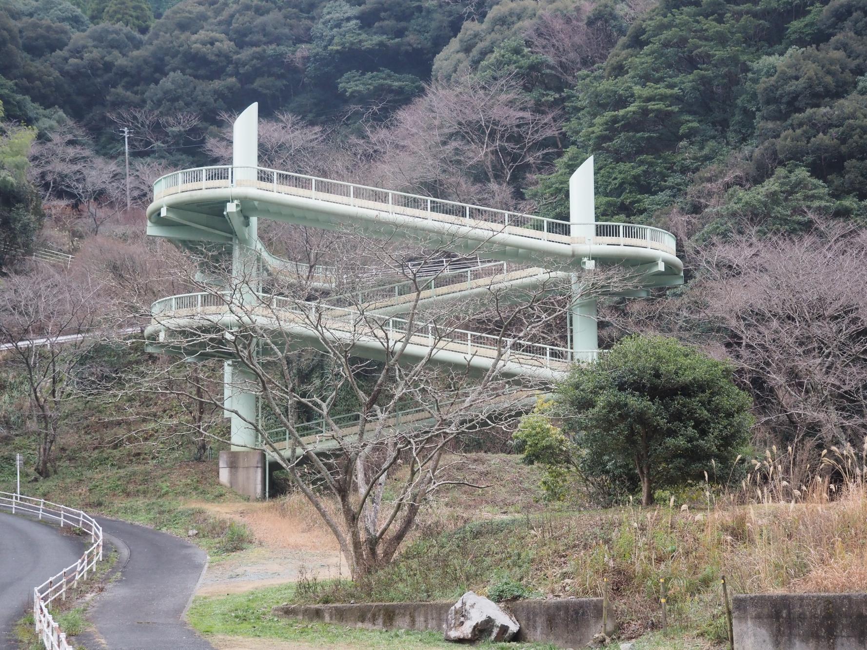 まるで古城？巨大なます渕ダム-2