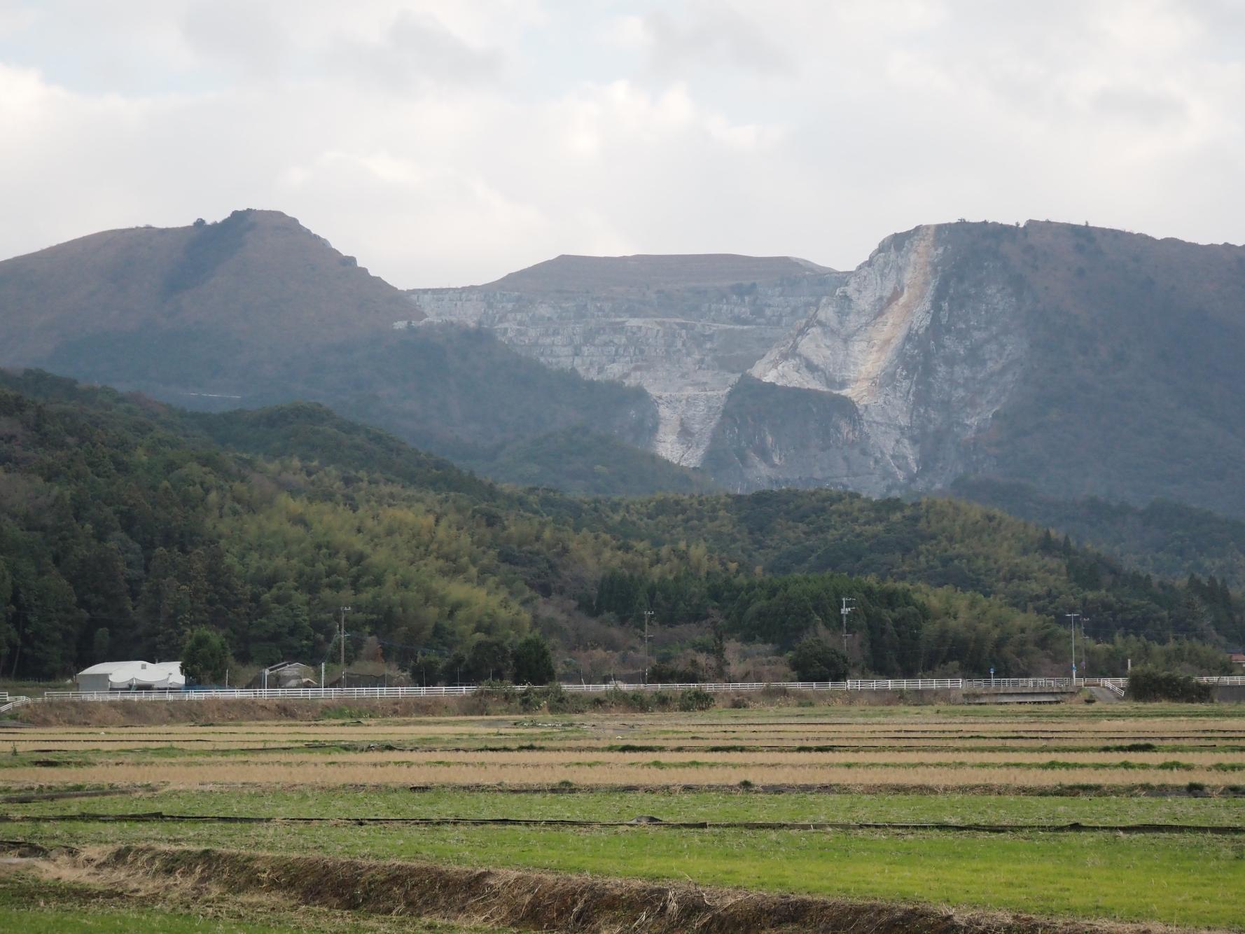 雄大な平尾台カルストへ-2