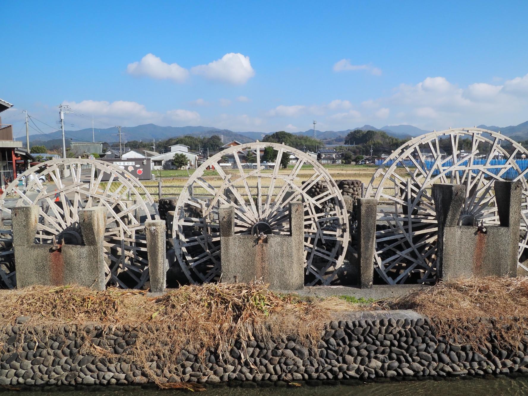 風情ある白壁の町並みから三連水車へ-1