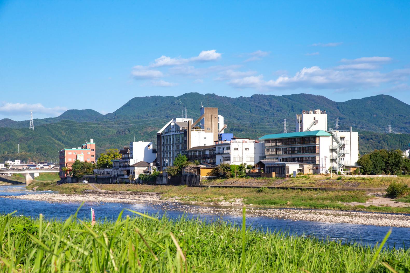 美肌の湯として有名な河畔の温泉地「筑後川温泉」-0