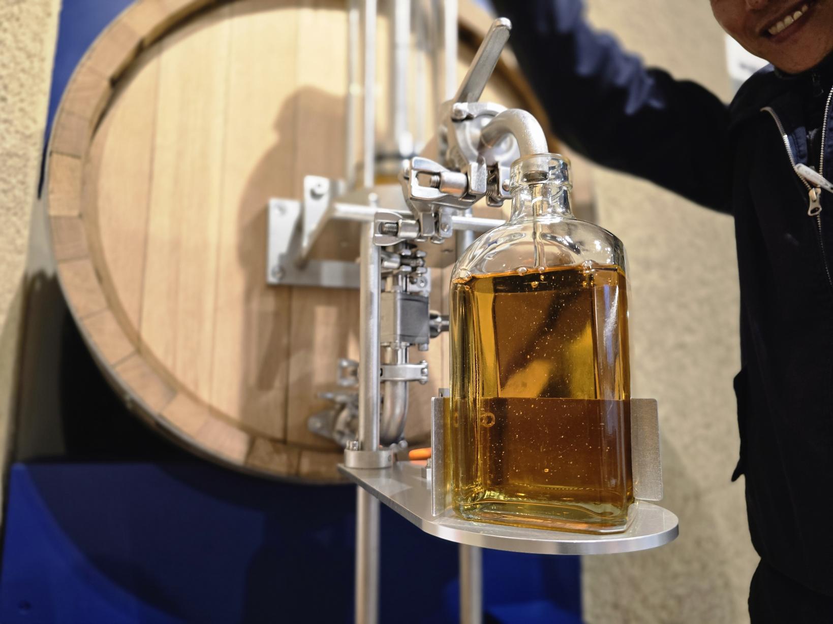 "Hand-filling experience" – bottling your own whisky, an experience not to be missed for whisky lovers!-5