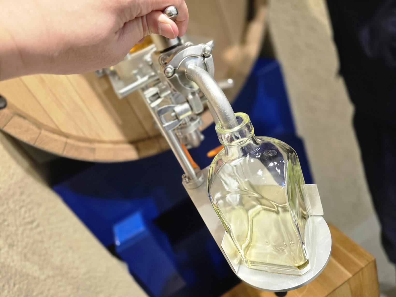 "Hand-filling experience" – bottling your own whisky, an experience not to be missed for whisky lovers!-3