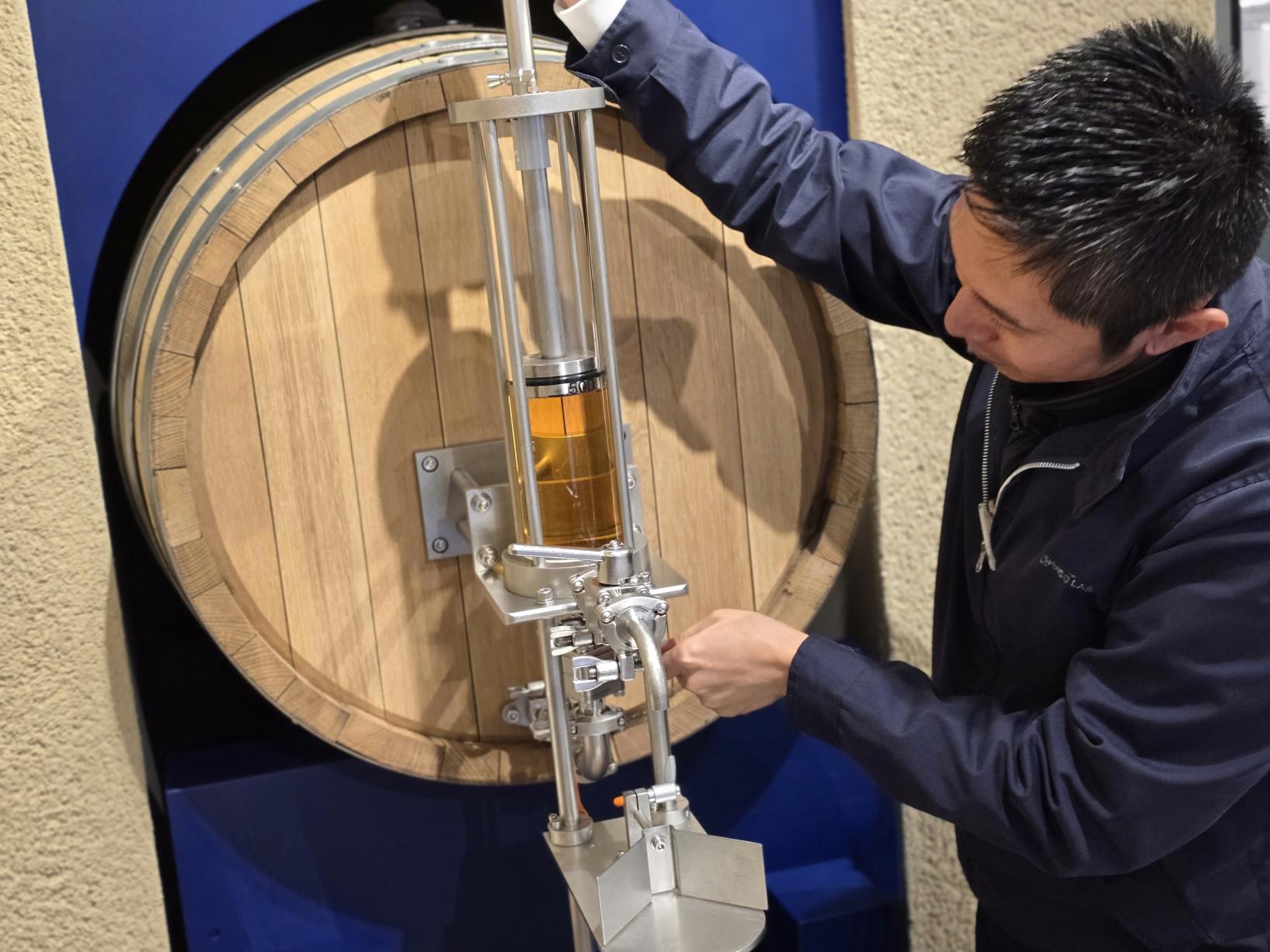 "Hand-filling experience" – bottling your own whisky, an experience not to be missed for whisky lovers!-1