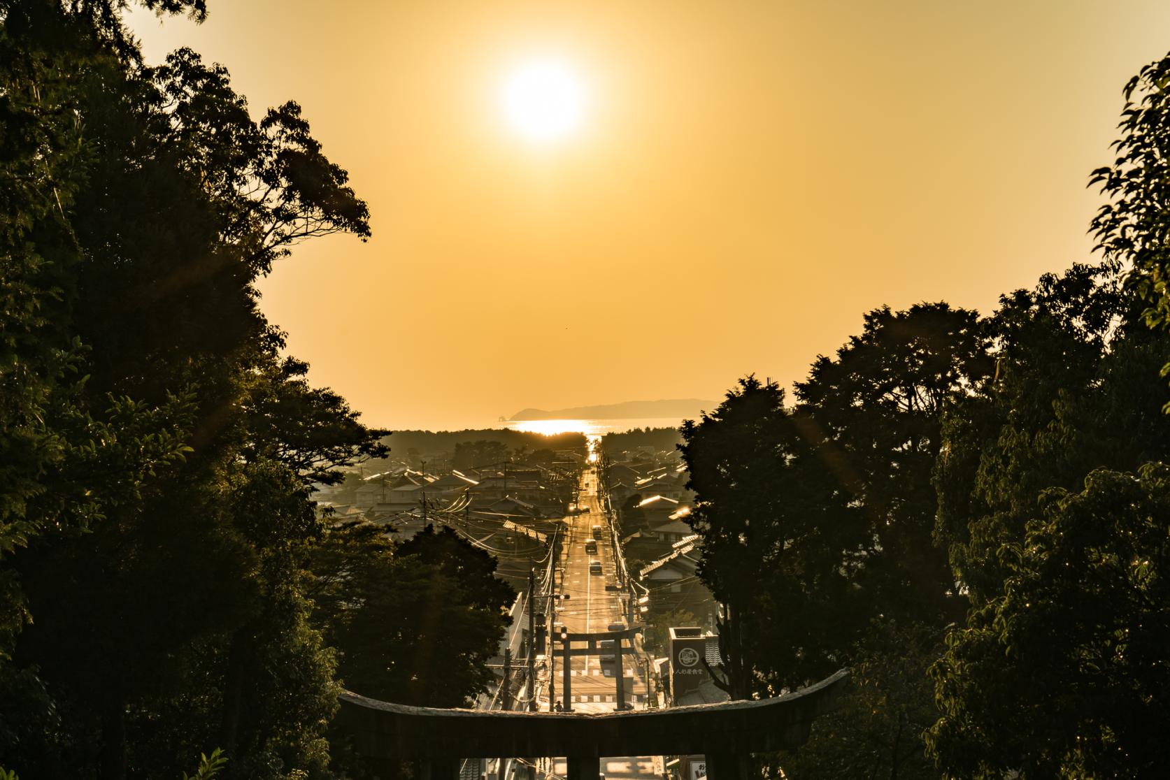 海に伸びる参道鳥居の先に夕日が輝く「宮地嶽神社 光の道」-0