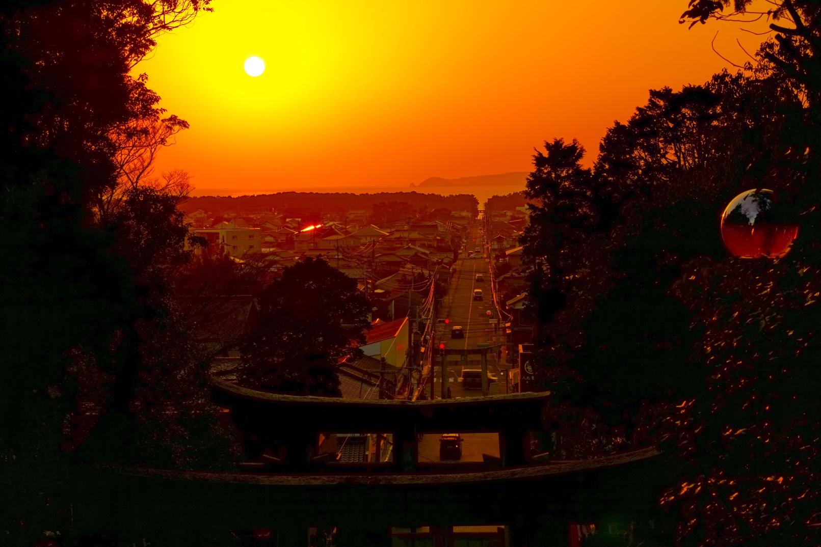 海に伸びる参道鳥居の先に夕日が輝く「宮地嶽神社 光の道」-2