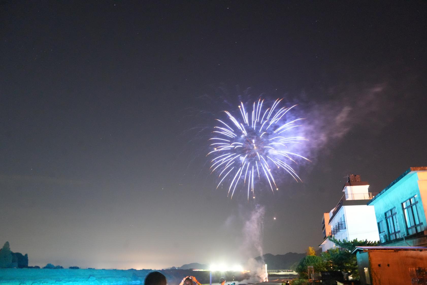 花火大会で締めくくり-0