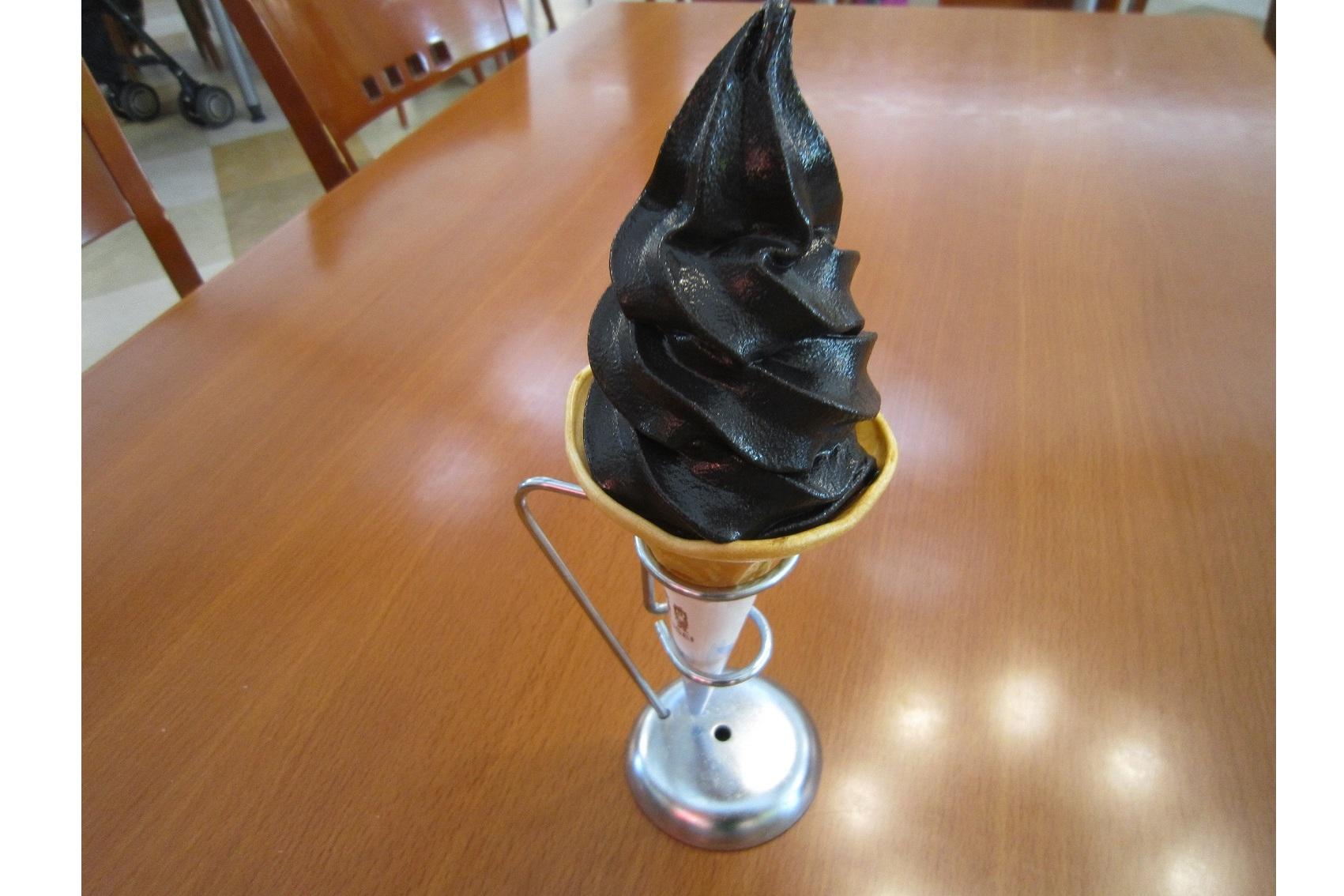 石炭ソフトクリーム-3