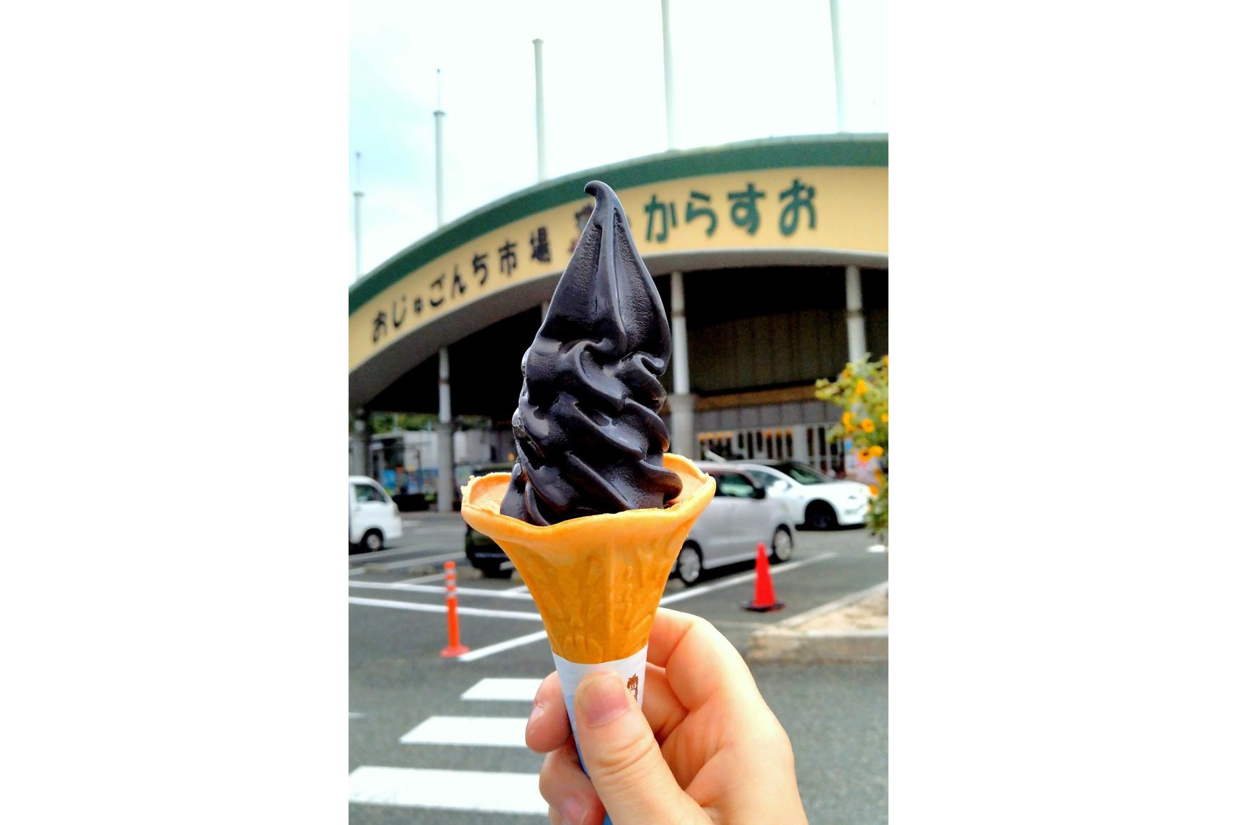 石炭ソフトクリーム-2