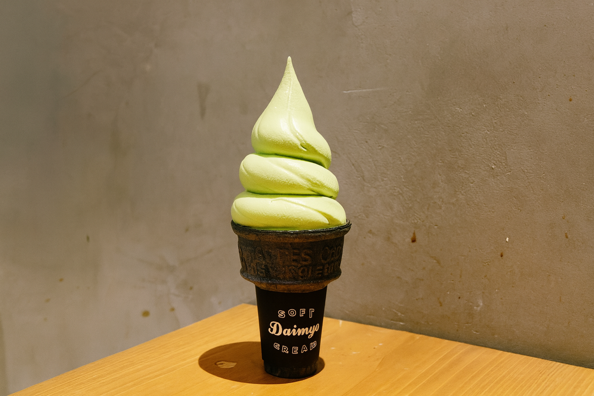 真っ黒コーンのソフトクリーム-1