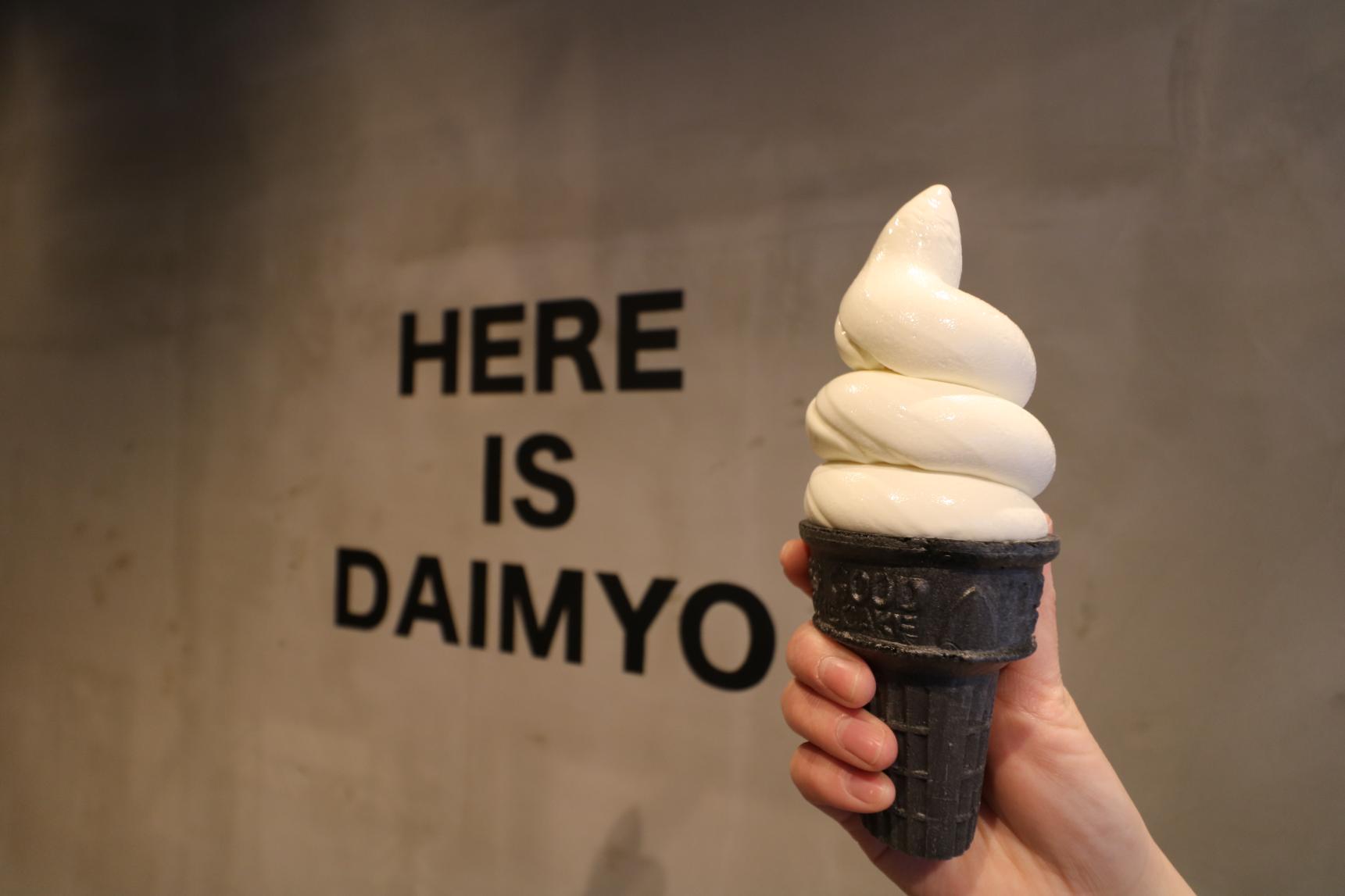 真っ黒コーンのソフトクリーム-0