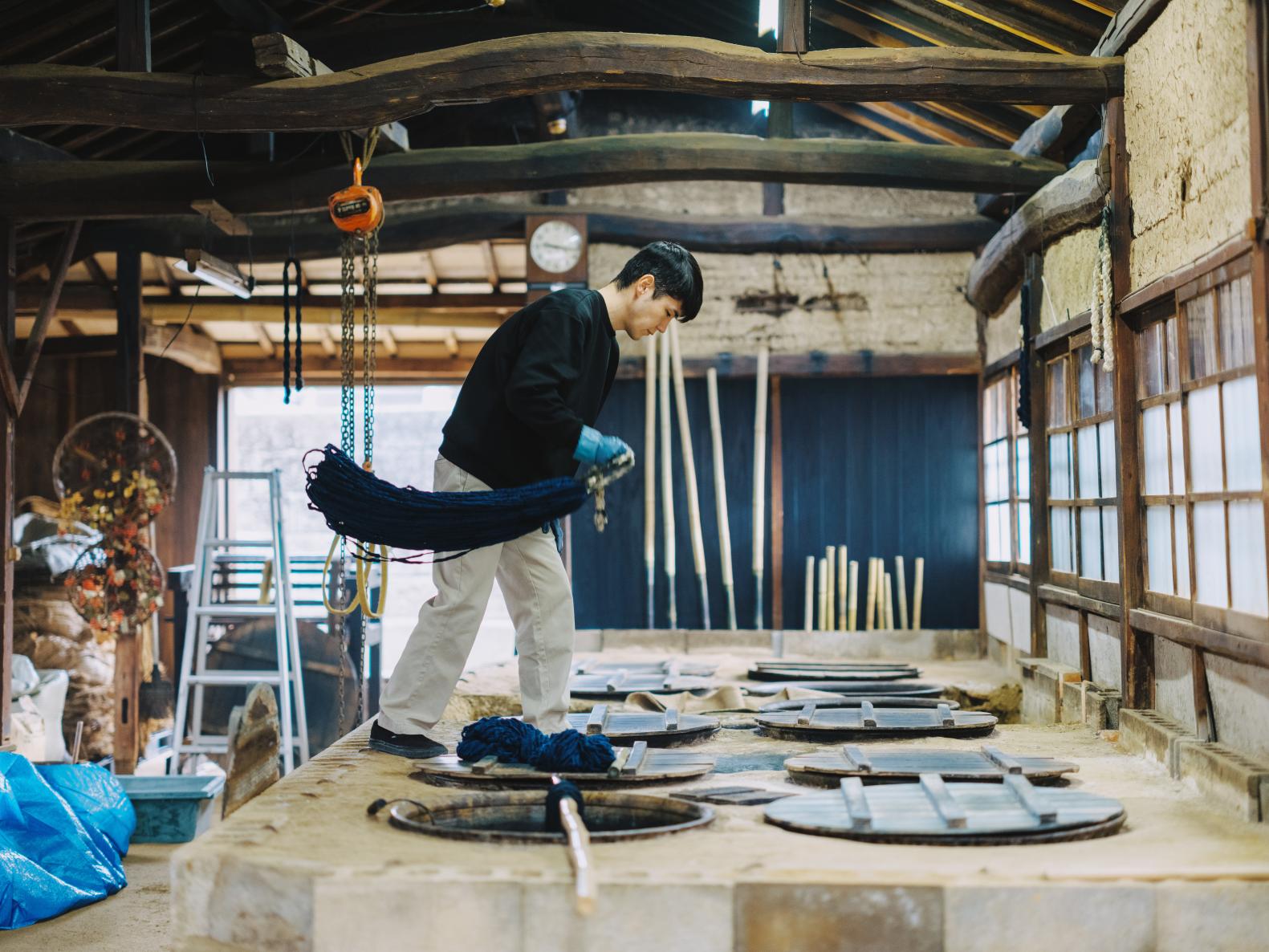 40回も色を重ねる藍の糸-0