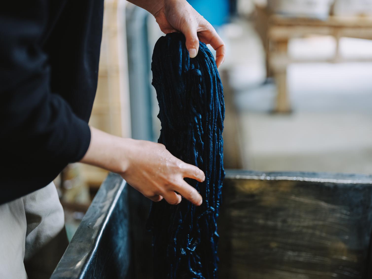 40回も色を重ねる藍の糸-2