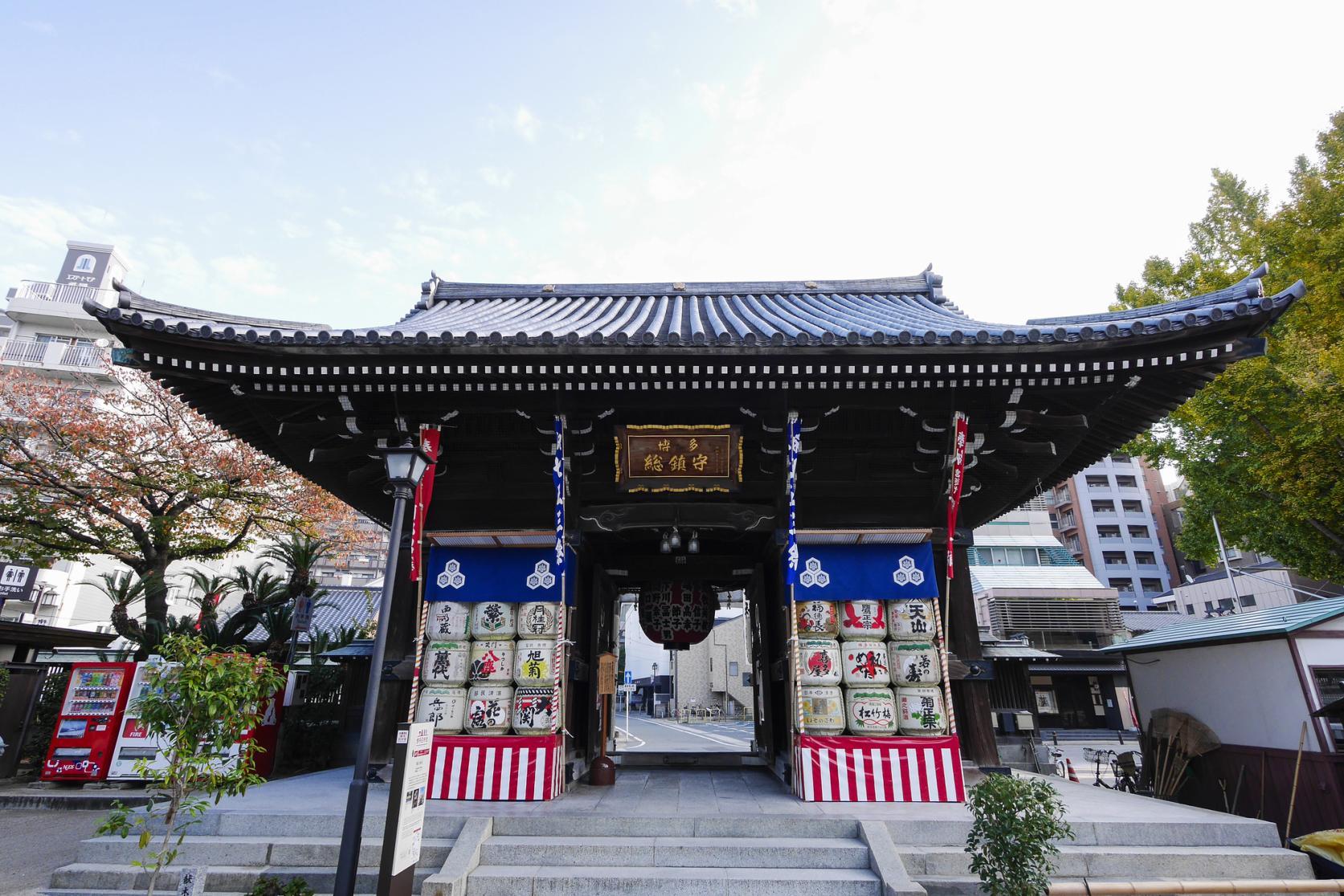参拝者を迎える、堂々たる風格の楼門-2