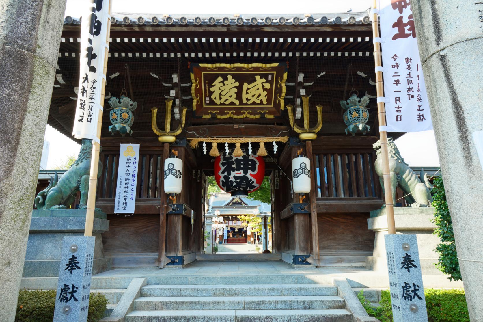 参拝者を迎える、堂々たる風格の楼門-0