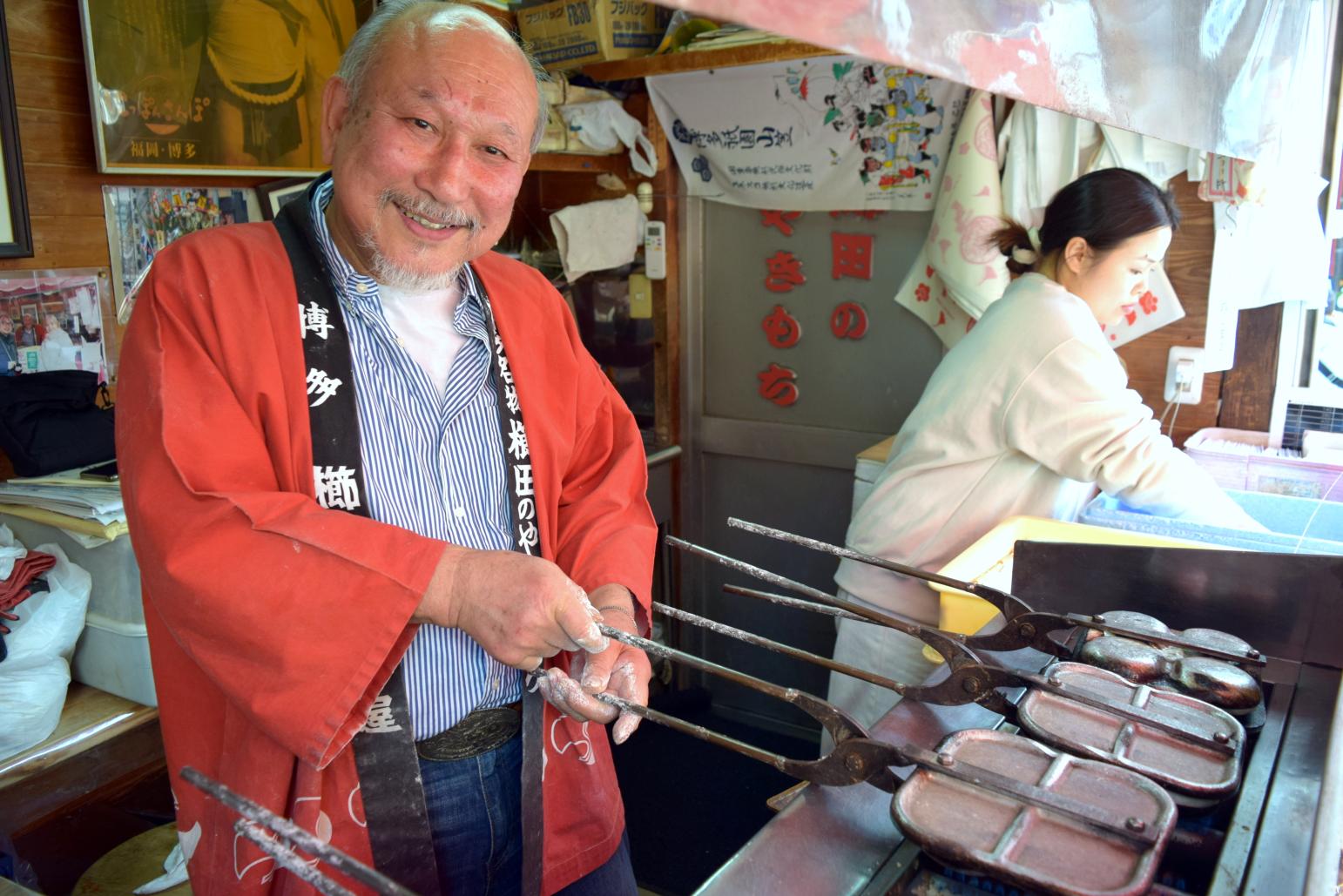 参拝後は名物「やきもち」でひと休み-3