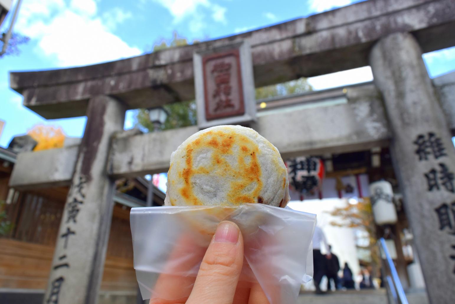 参拝後は名物「やきもち」でひと休み-0