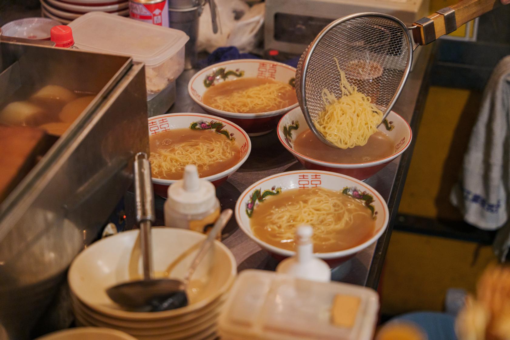 屋台で楽しむ本格とんこつラーメン-0