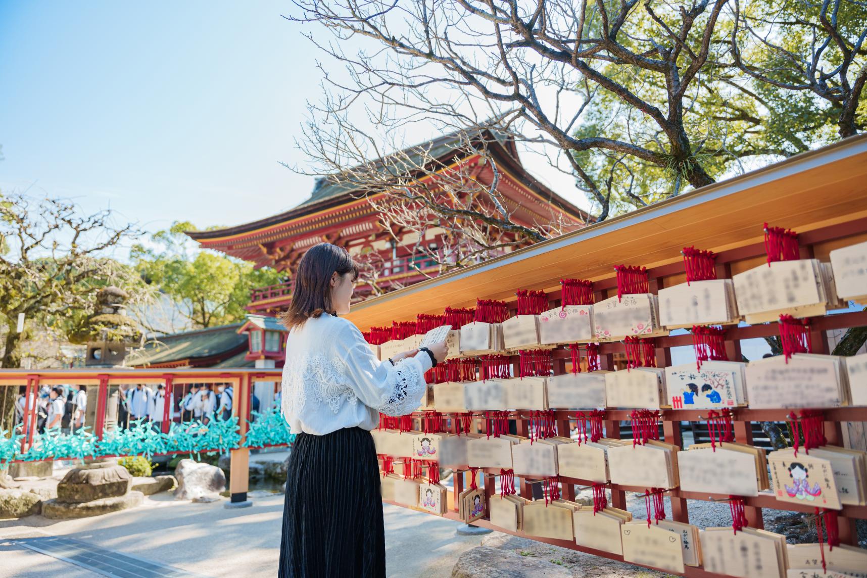 Enjoy food, shopping, and workshops along with paying respects on the Dazaifu Sando!-1