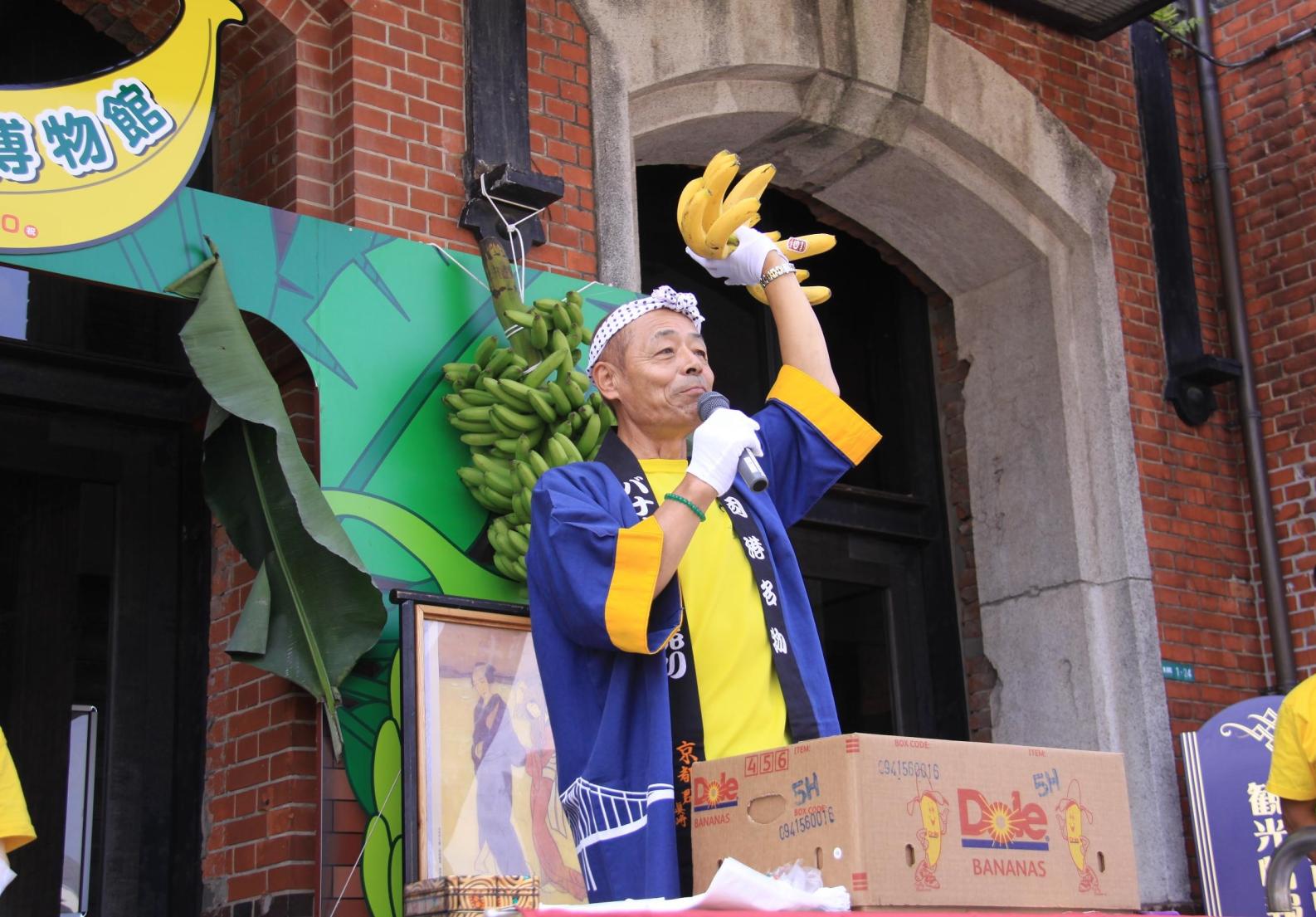 [Anyone can participate!] Traditional “Banana-no-Tatakiuri” salesman haggling in Kitakyushu Mojiko Port!-1