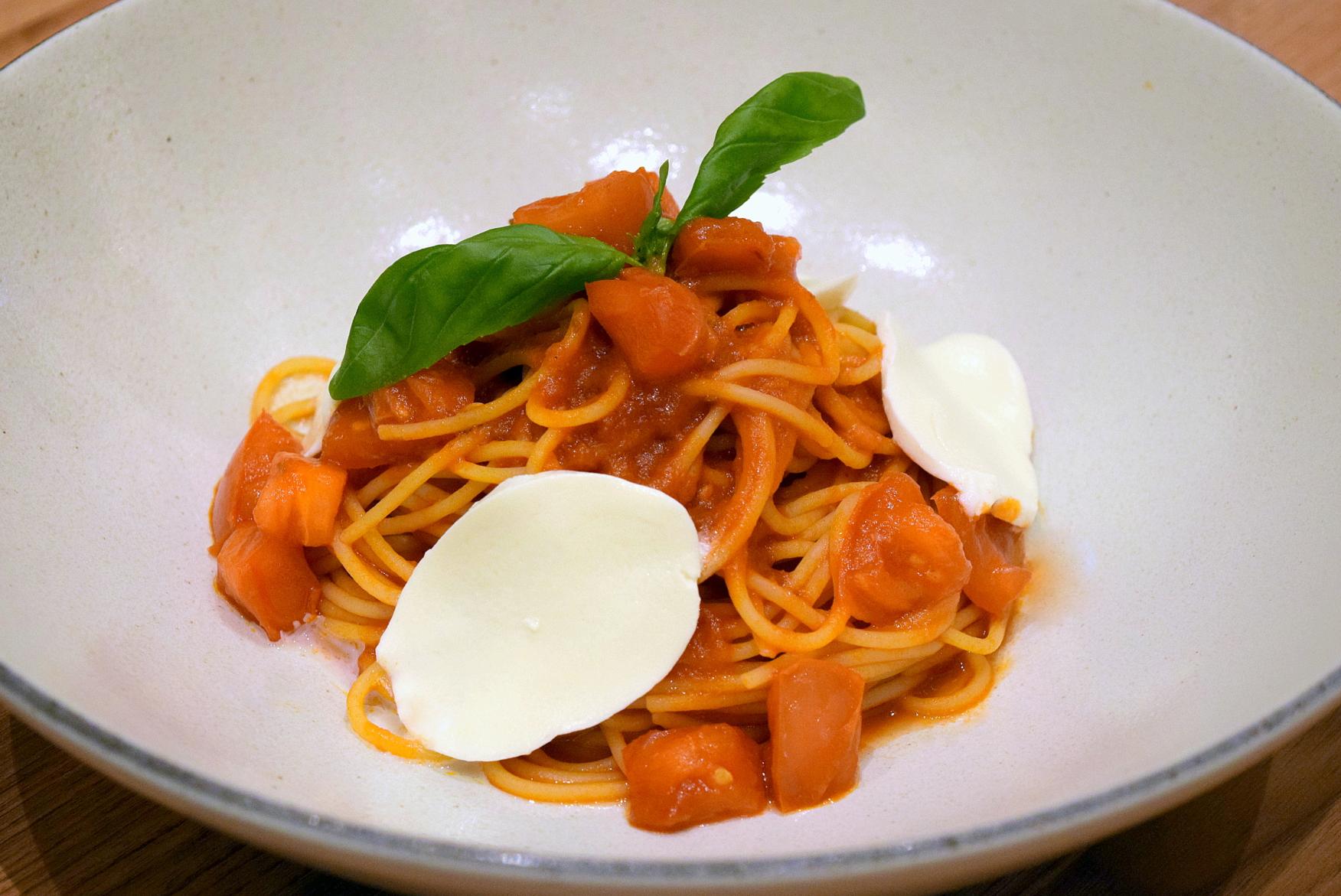 トマトとモッツァレラの糸引きスパゲティ-0