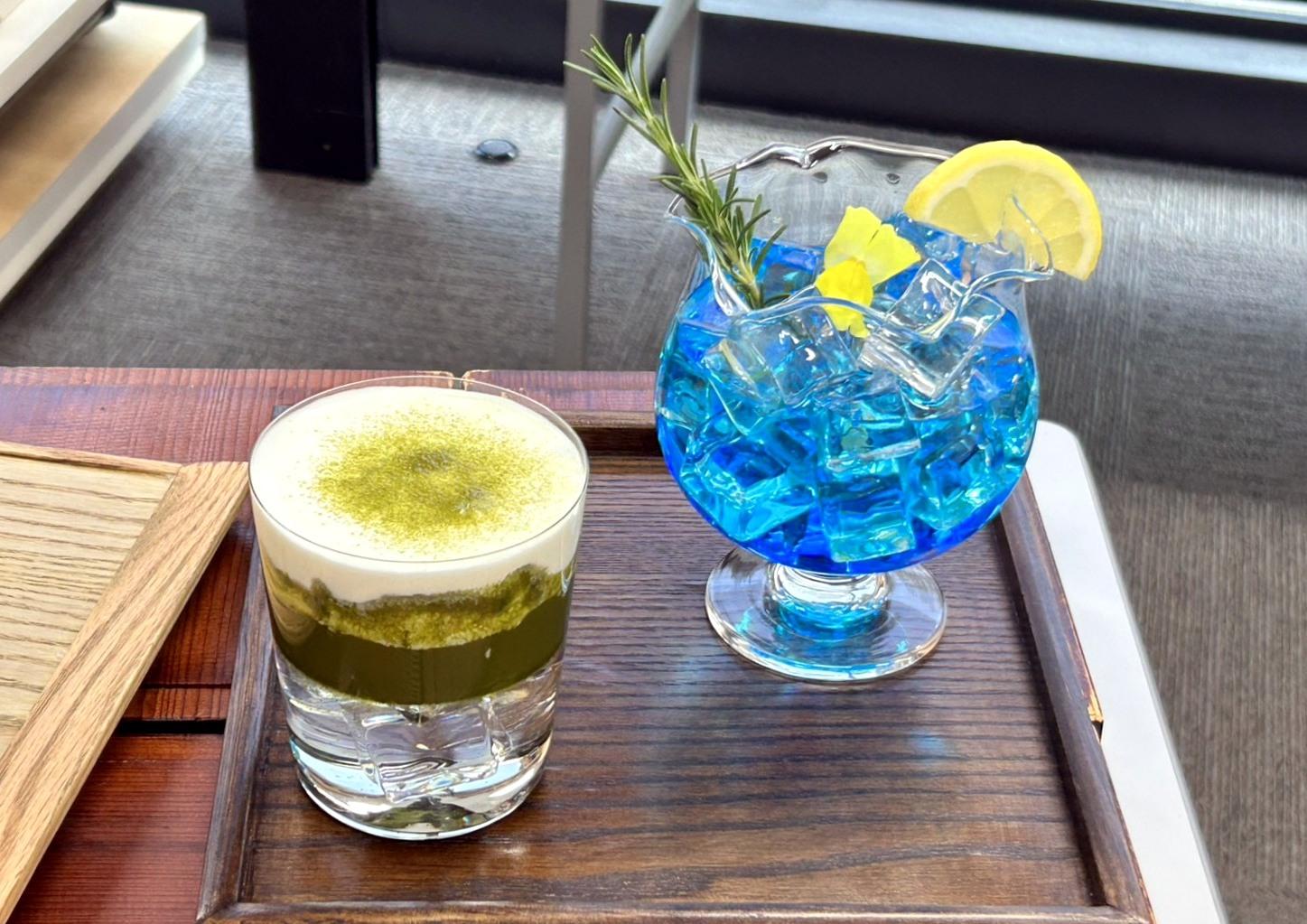 金魚鉢ブルーコーラ（右）、宇治抹茶グリーンティーラテ-4