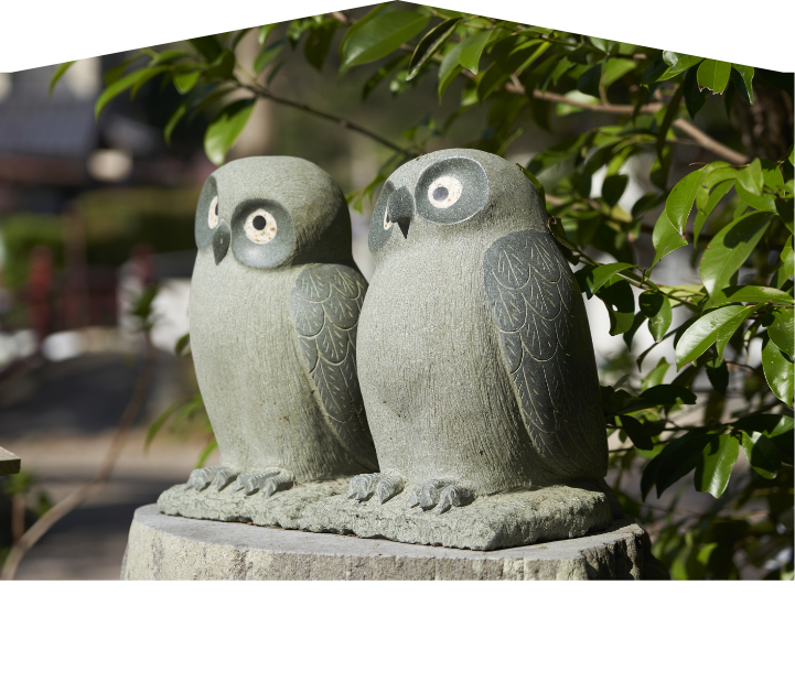 アオバズクの石像-2