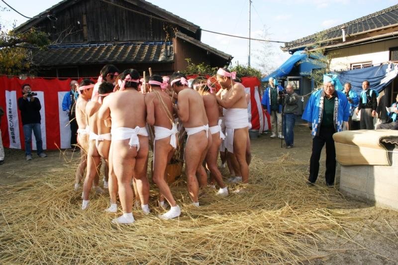 Enza Mochitsuki (Rice Pounding in a Circle)-1