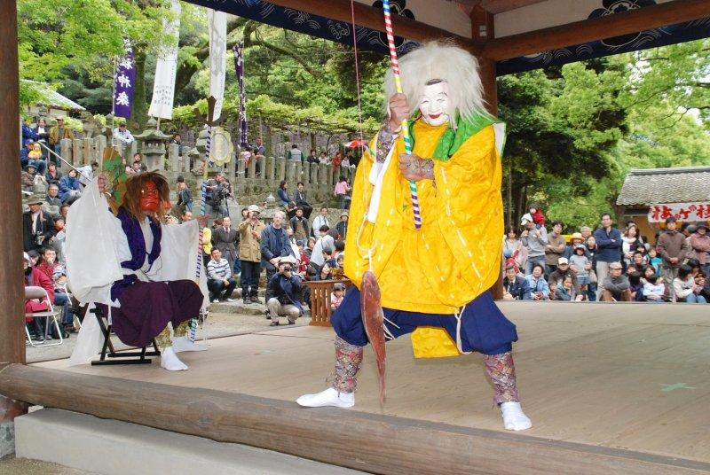 Takasu Kagura (Shinto theatrical dance)-2