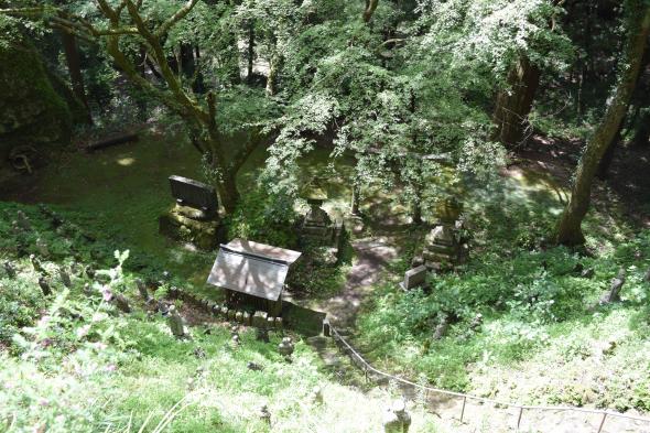 神物是宝珠石 岩屋神社-3