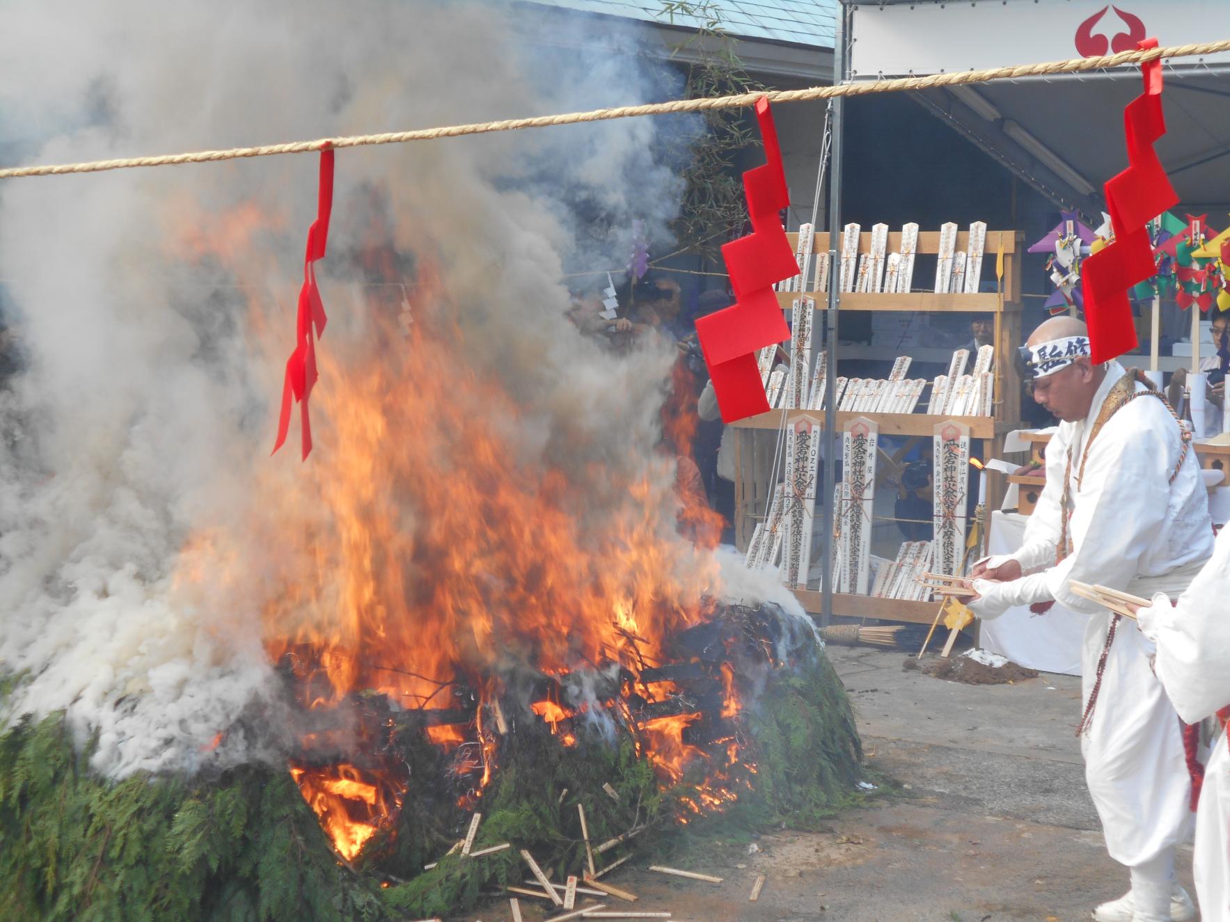 火祭り 大柴燈護摩供 火渡り神事