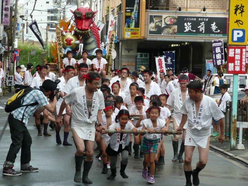 子供山笠 動画あり】子供たちもオイサ 博多祇園山笠｜【西日本新聞me】