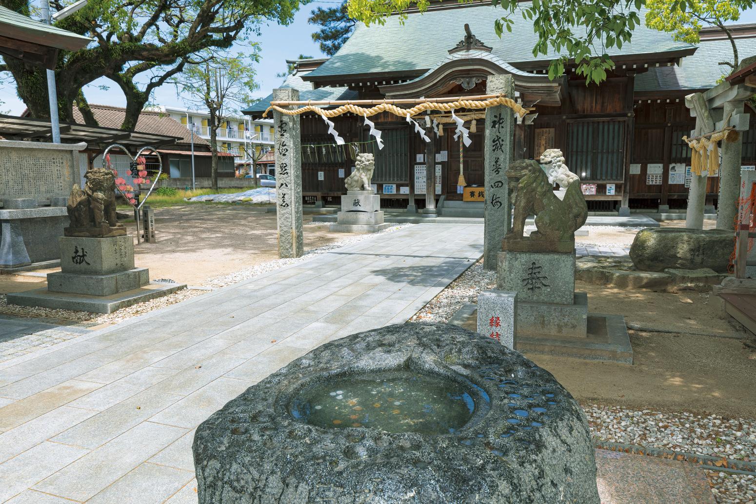 縁結びのハート型の手水鉢（古賀神社）-2