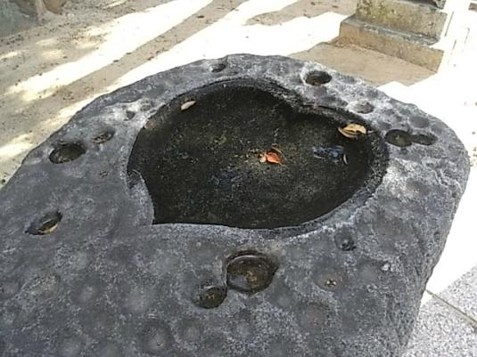 縁結びのハート型の手水鉢（古賀神社）-0