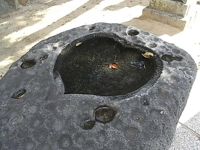 縁結びのハート型の手水鉢（古賀神社）