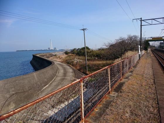 ホームから海の見える駅-0