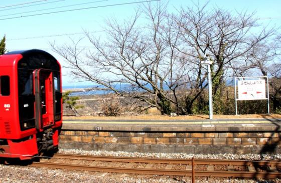 ホームから海の見える駅-1