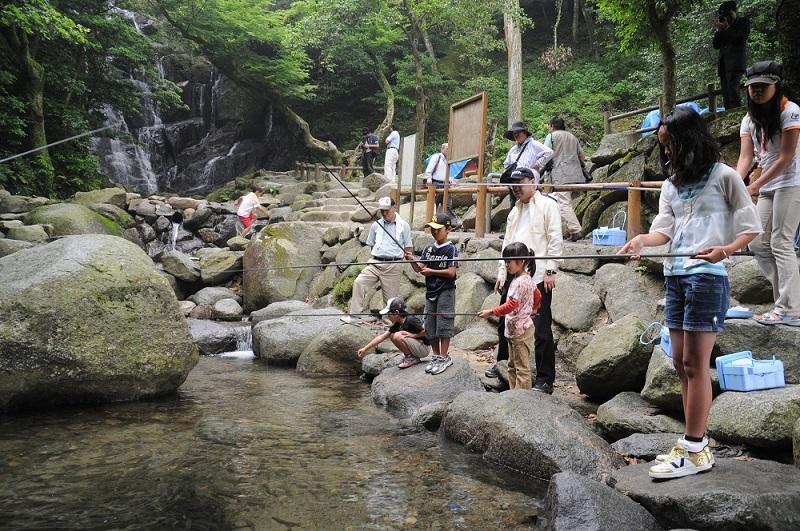 【白糸の滝ふれあいの里】 ヤマメ釣りまつり-2