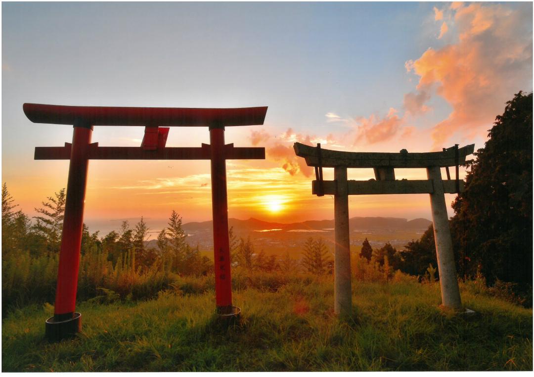 紅白の鳥居が並ぶ「在自山」-0